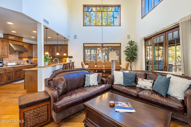 Building Photo - 1507 E Castle Hills Dr