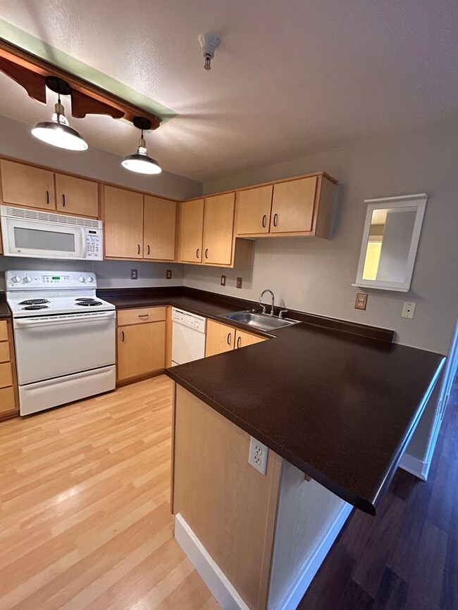 Building Photo - Freshly Updated 2-Bedroom Condo in the Hea...