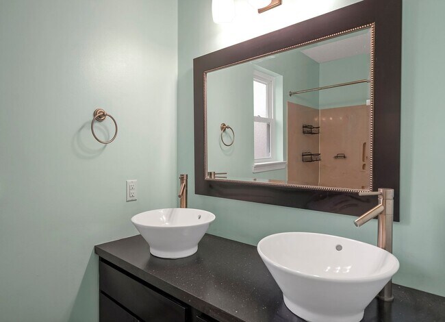 Building Photo - AVAILABLE 11/10... 3/2 with LARGE backyard!!