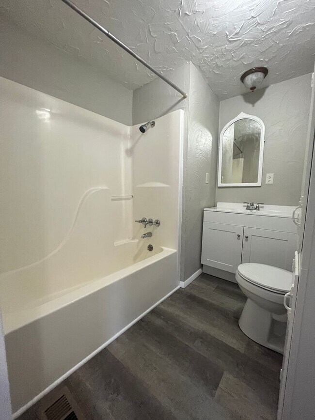 Building Photo - 1 bedroom 1 bath in Romney AVAILABLE FOR LEASE IN APRIL