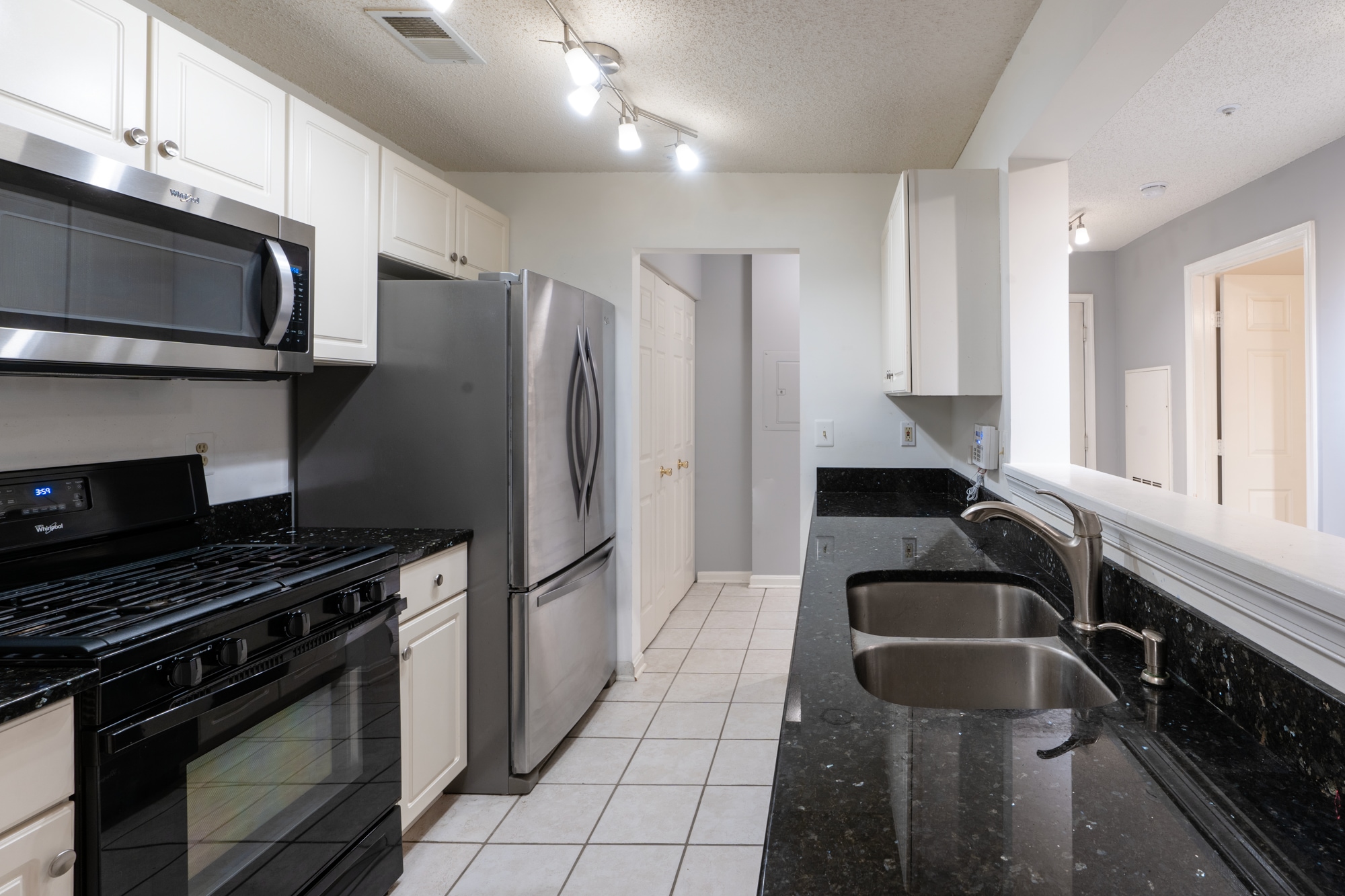 Building Photo - 10024 Vanderbilt Cir