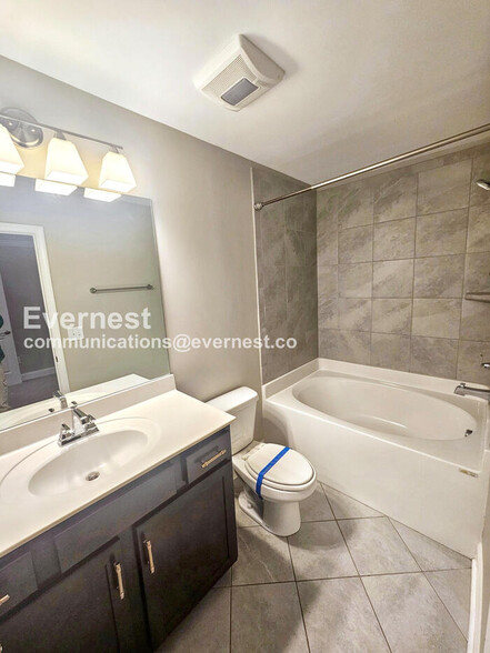 Building Photo - 809 Goswell Dr