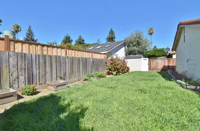 Building Photo - $3,790 4 BEDROOM VERY NICE REMODELED CENTR...