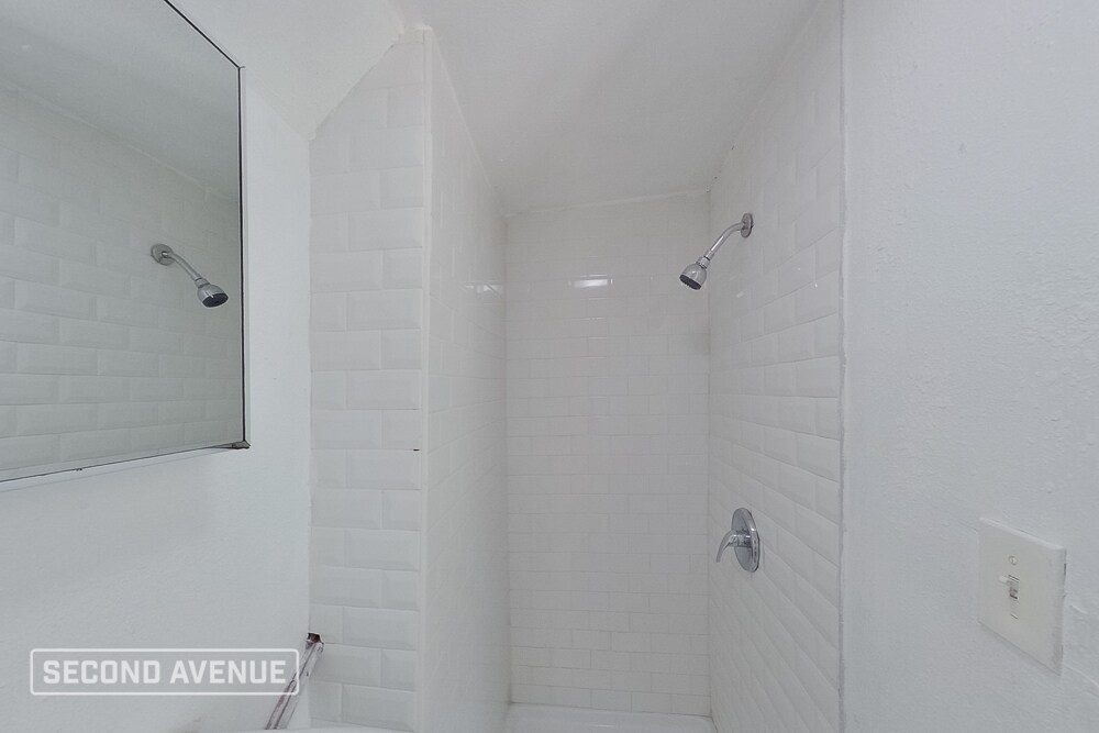 Building Photo - 7029 Fontainebleau Crescent