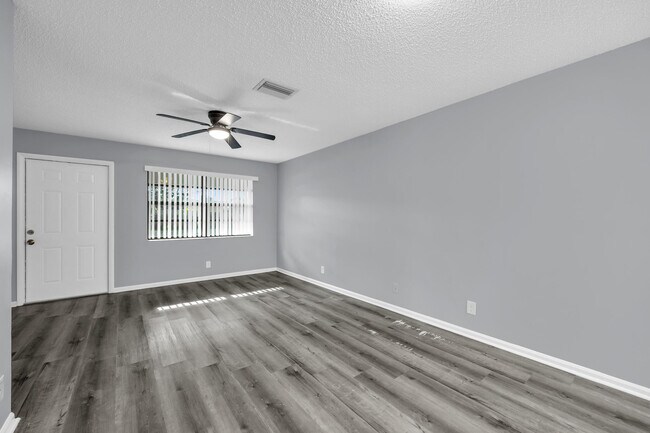 Building Photo - 1565 W 28th St