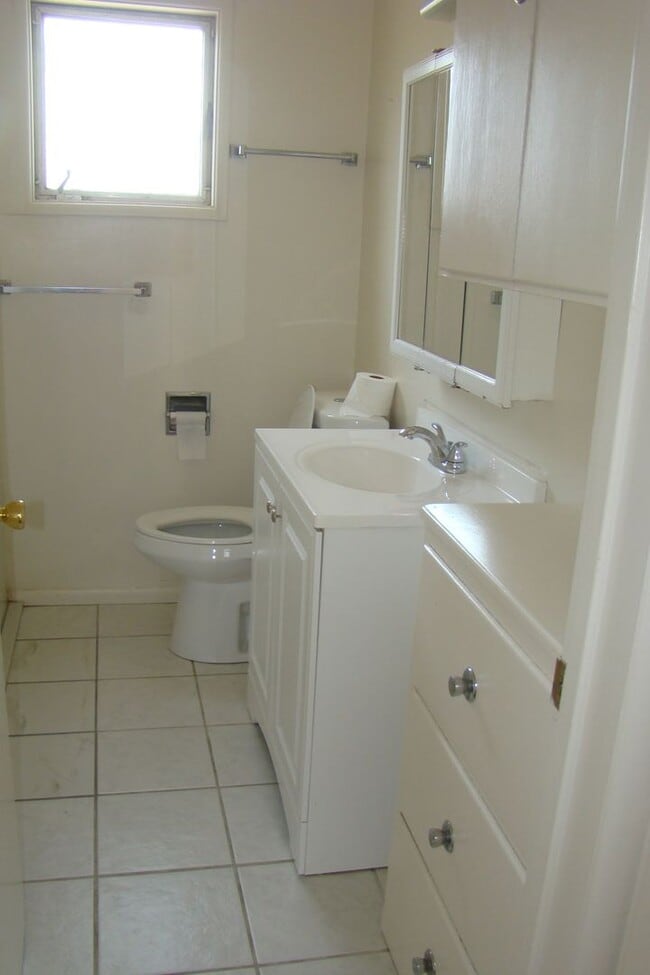 Building Photo - Southside cutie, 2bd/1ba  available June10...