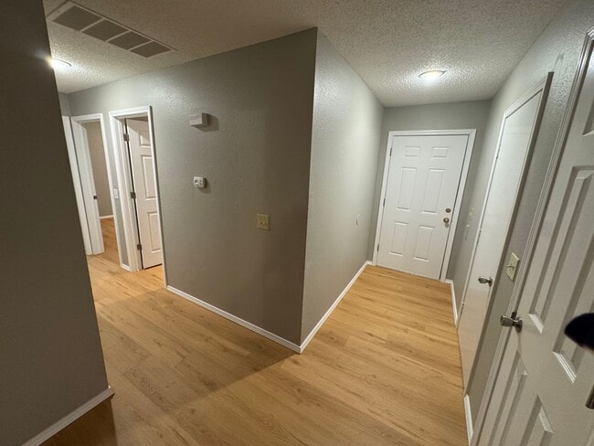 Building Photo - 3 bedroom 2 bathroom updated home in Sprin...