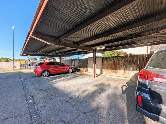 Building Photo - 2233 W Farmdale Ave