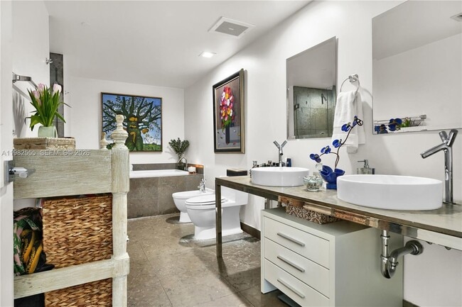 Building Photo - 465 Brickell Ave