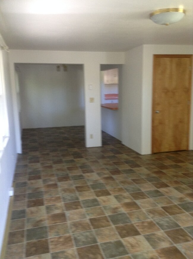 Building Photo - Beautiful 5 BR Campus Home w/Large Fenced Yard