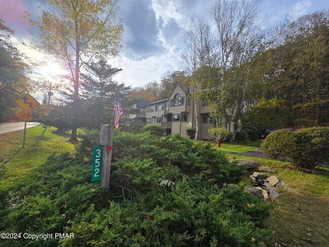 Building Photo - Beautiful townhouse across from Shawnee Mountain Ski Area
