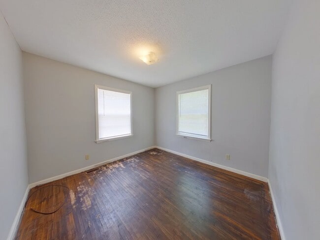 Building Photo - 1557 N Broadview Ave