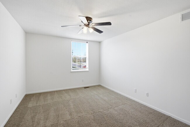 Building Photo - 2401 Northampton Dr