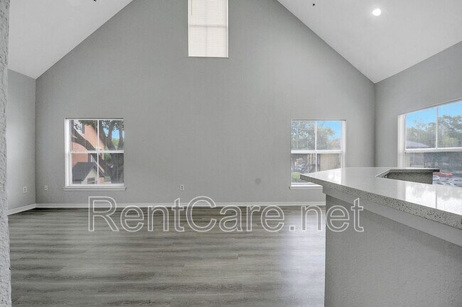 Building Photo - 6005 Westgate Dr