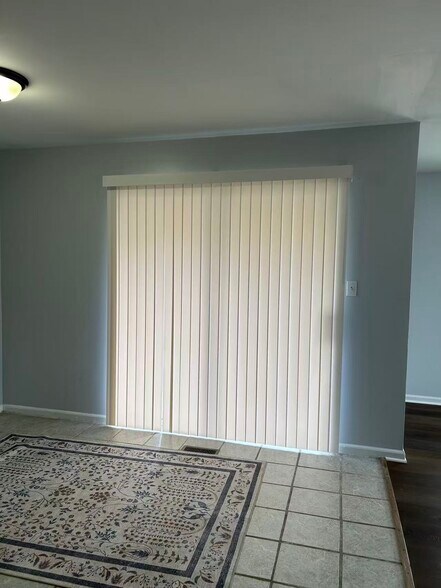 Building Photo - 991 Manor Ln