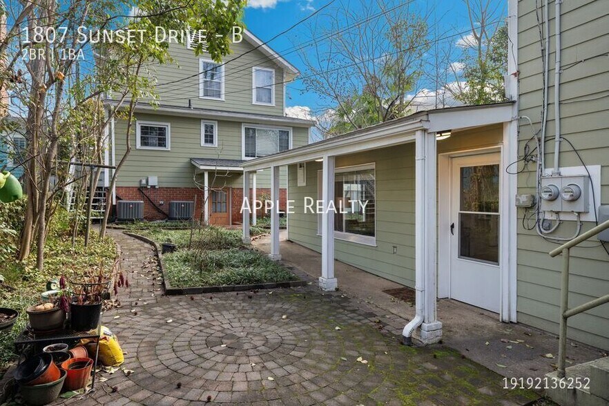 Building Photo - 1807 Sunset Dr