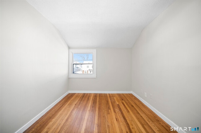 Building Photo - 8 New Hampshire Dr