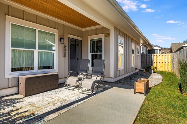 Building Photo - Modern & Fully-Furnished 3-Bedroom Home in Arden with Utilities Included