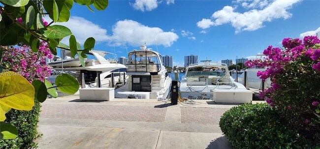 Building Photo - 3610 Yacht Club Dr