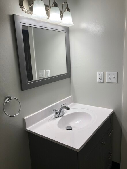 Building Photo - 202 16th Ave N