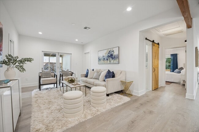 Building Photo - 515 E 9th St