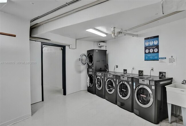 Building Photo - 100 Bayview Dr