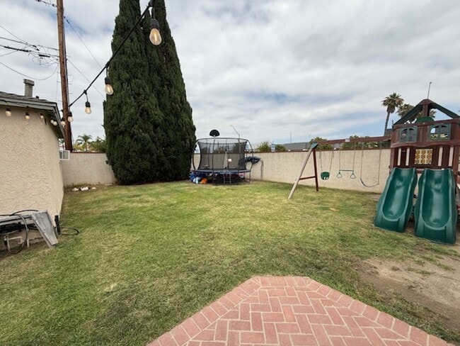 Building Photo - SPACIOUS 3 BEDROOM / 1.5 BATH HOME IN LOS ...