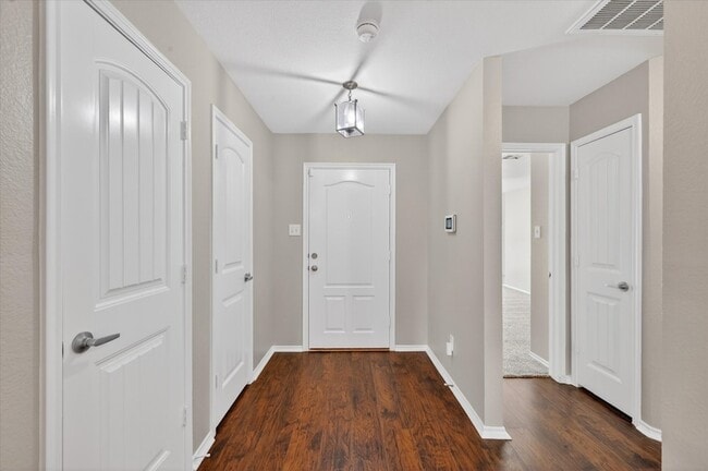 Building Photo - 3304 Glenmore Dr