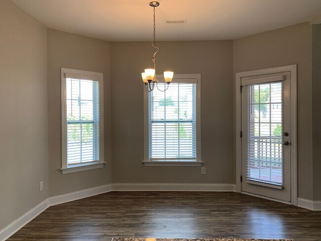 Building Photo - AMAZING LOCATION, Fantastic 4 Bed Home, in...