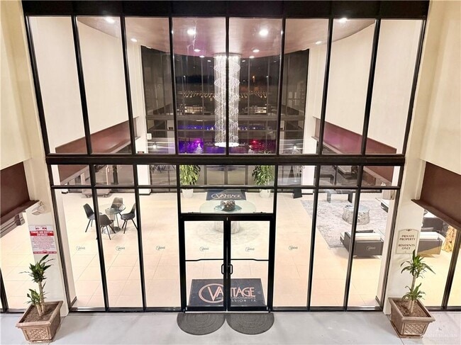 Building Photo - 38 Travis St