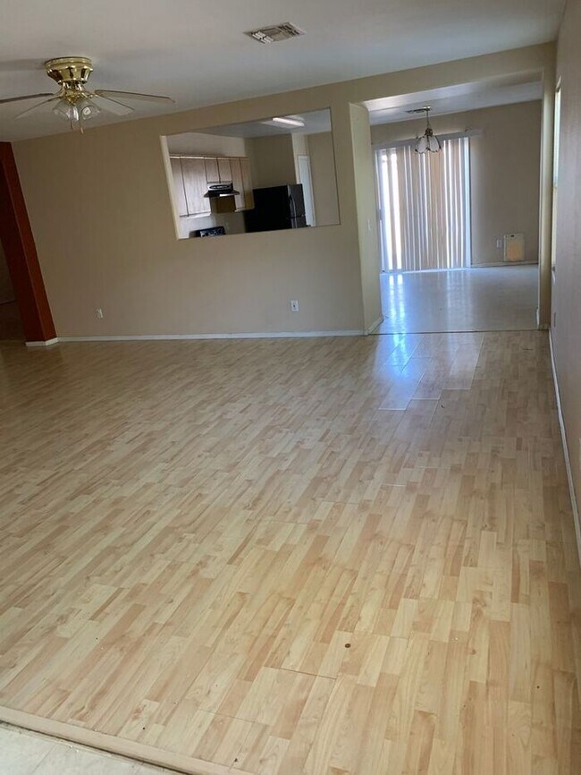 Building Photo - COMING SOON! Bright Open Floorplan in El Mirage