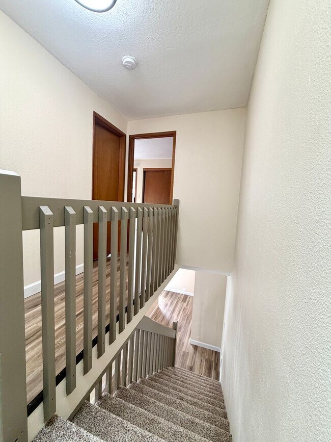 Building Photo - 3 Bed 1.5 Bath Townhouse In Garden Home~ A/C~ Wood Burning Fireplace~ Washer/Dryer Hook-Ups~ Off ...