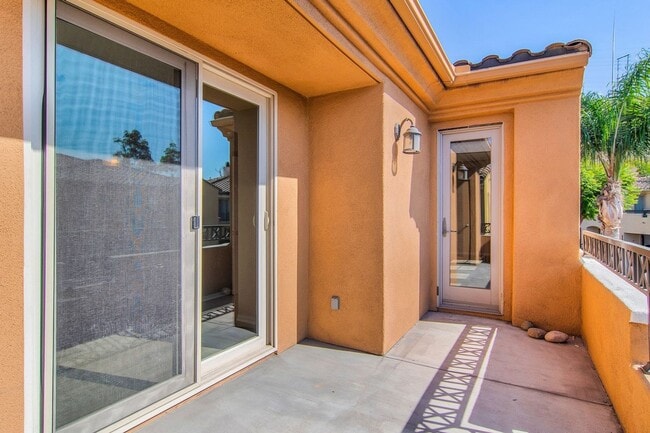 Building Photo - Nicely upgraded townhouse in resort-like E...
