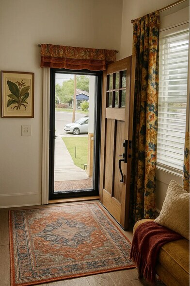 Building Photo - 924 Caruthers Ave