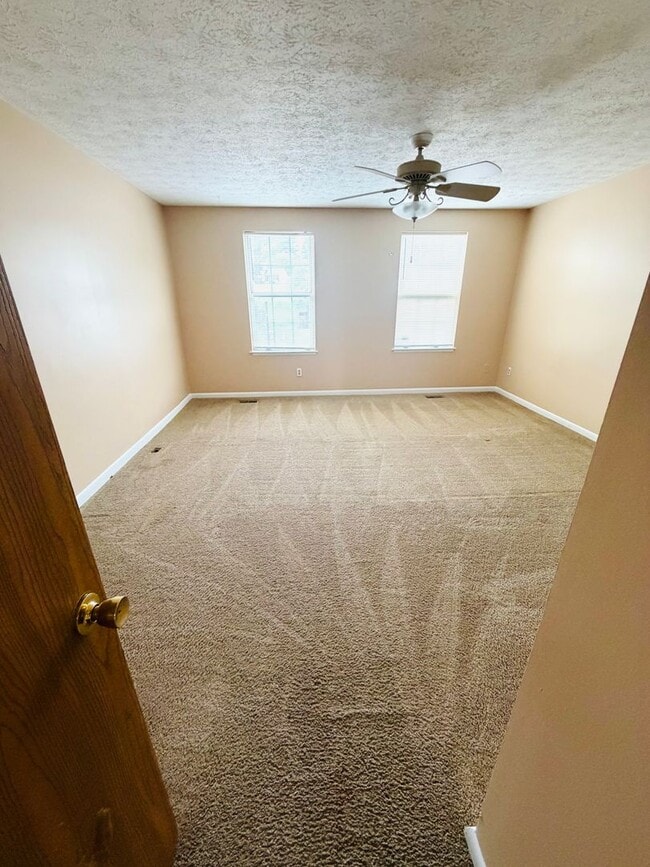 Building Photo - Edgewood 2 Bedroom End of Group For Rent!