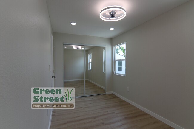 Building Photo - 3849 Menlo Ave