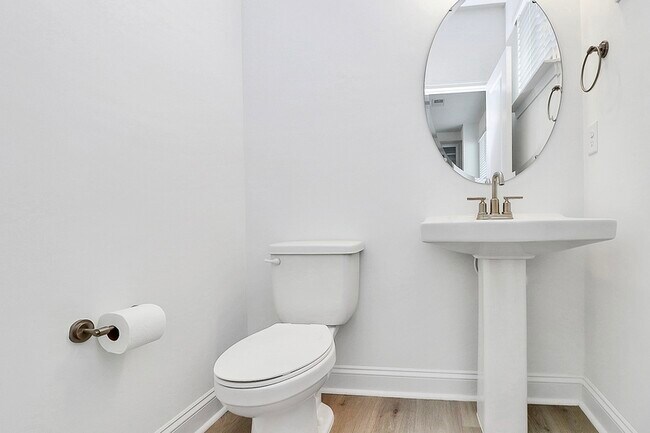 Building Photo - 707 Hoke Ln