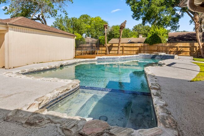 Building Photo - 14014 Briar Pl Dr