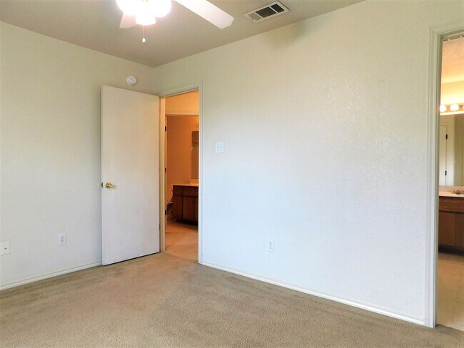 Building Photo - 2803 Lucille Dr