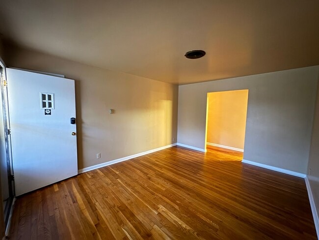 Building Photo - 360 Virtual Tour Available
