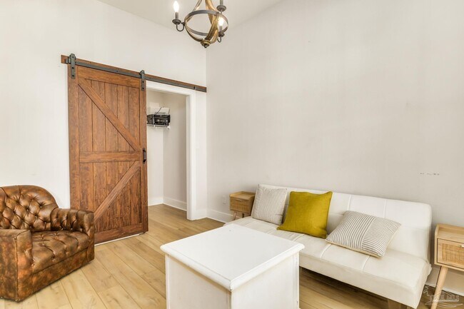 Building Photo - 606 W Intendencia St