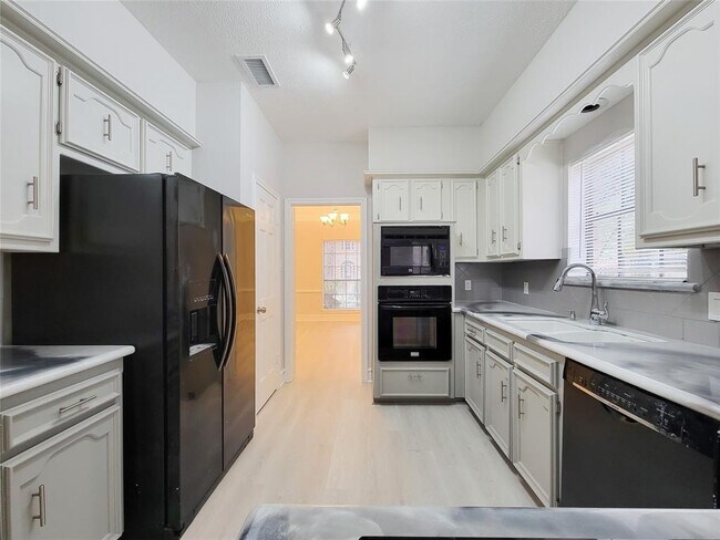 Building Photo - 12910 Golden Rainbow Dr
