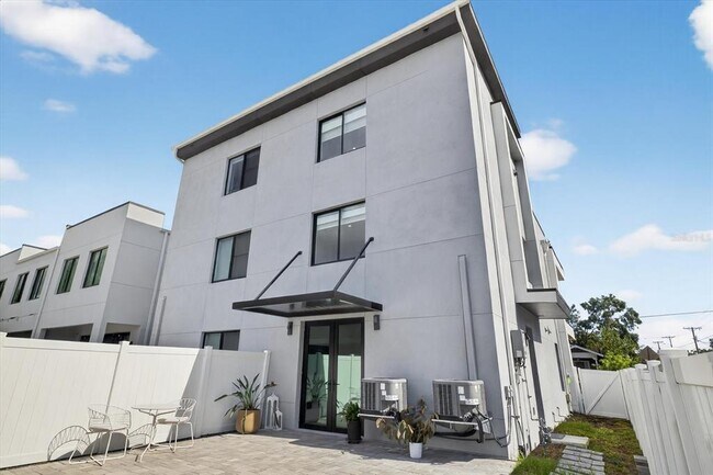 Building Photo - 423 W Amelia Ave