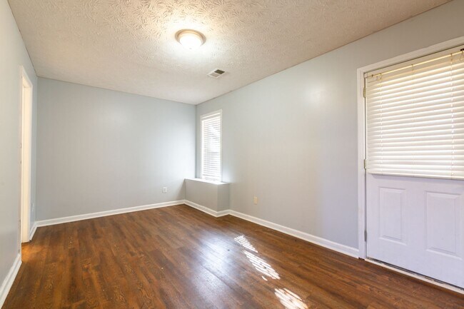 Building Photo - Spacious 5 Bedroom, 3 Bathroom Home in Cov...