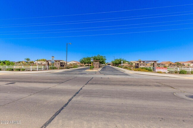 Building Photo - 17556 W Bloomfield Rd