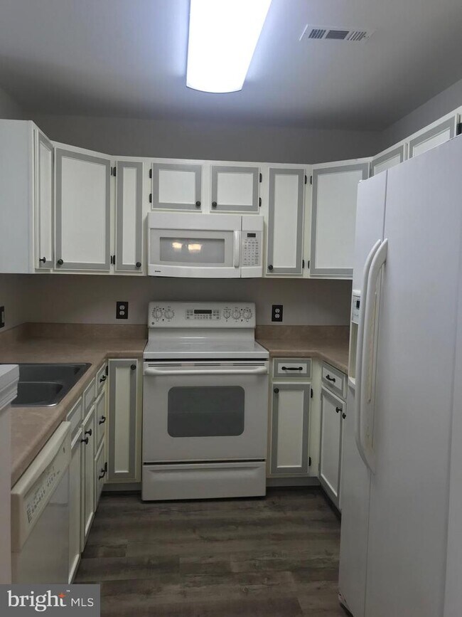 Building Photo - 16358 Heritage Pines Cir