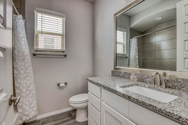 Building Photo - Beautiful East side House