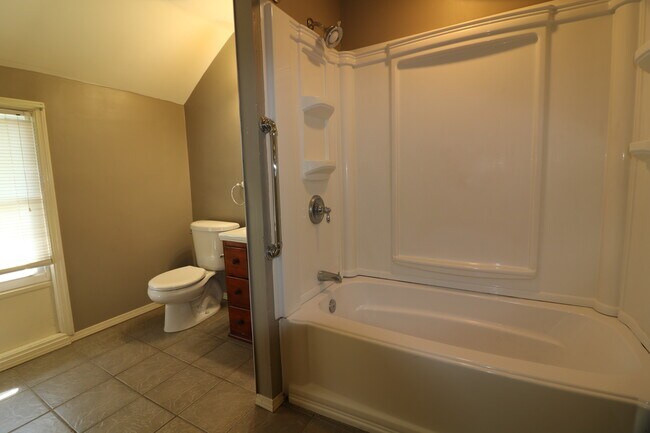 Building Photo - 1319 E 12th St