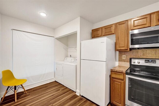 Building Photo - 2518 Riverside Dr
