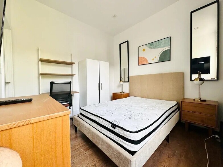 Building Photo - Furnished room/NOT APARTMENT